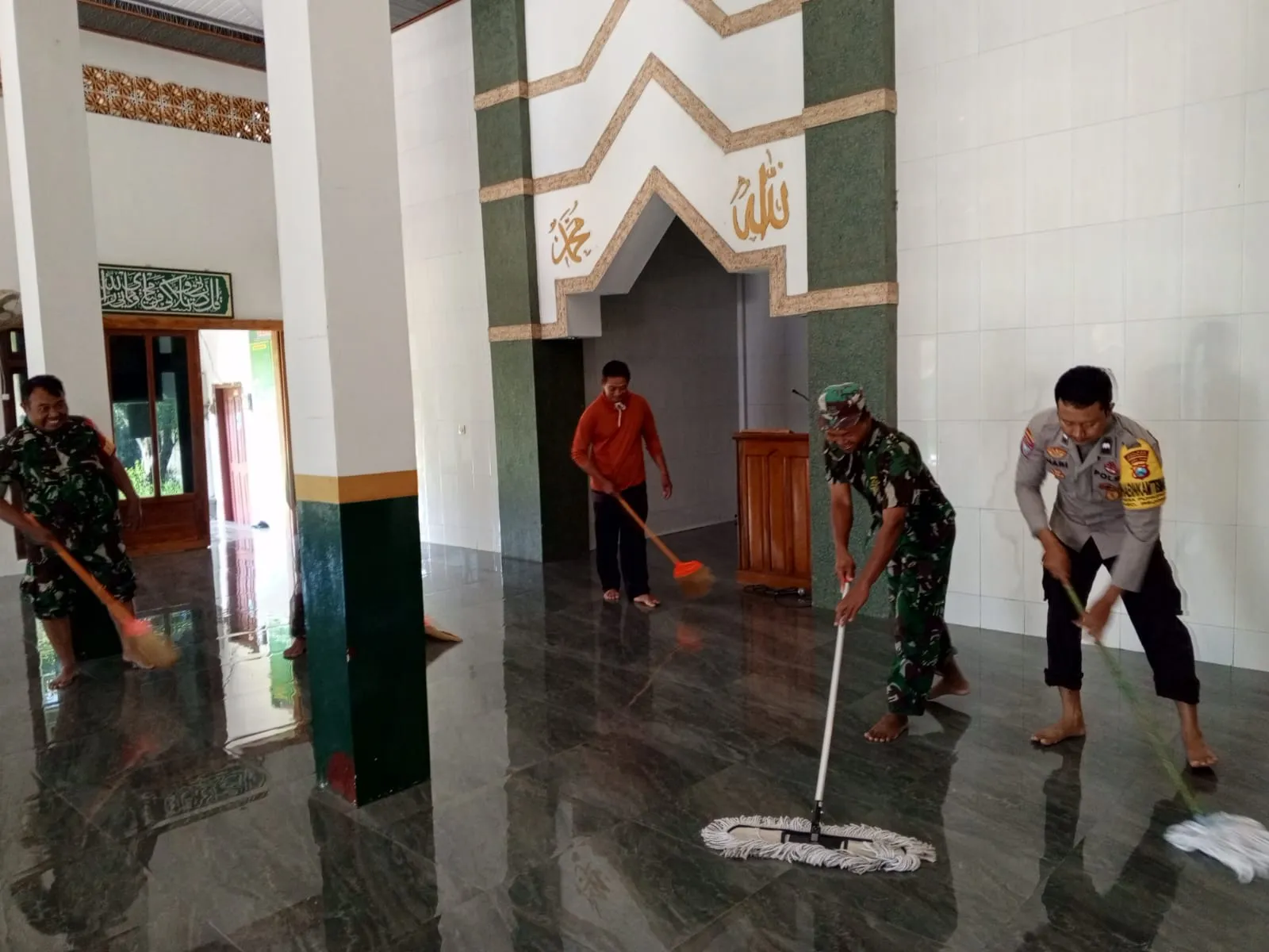 Sinergisitas Polres Nganjuk Bersama Kodim 0810 Kerja Bakti Bersihkan Fasum dan Rumah Ibadah