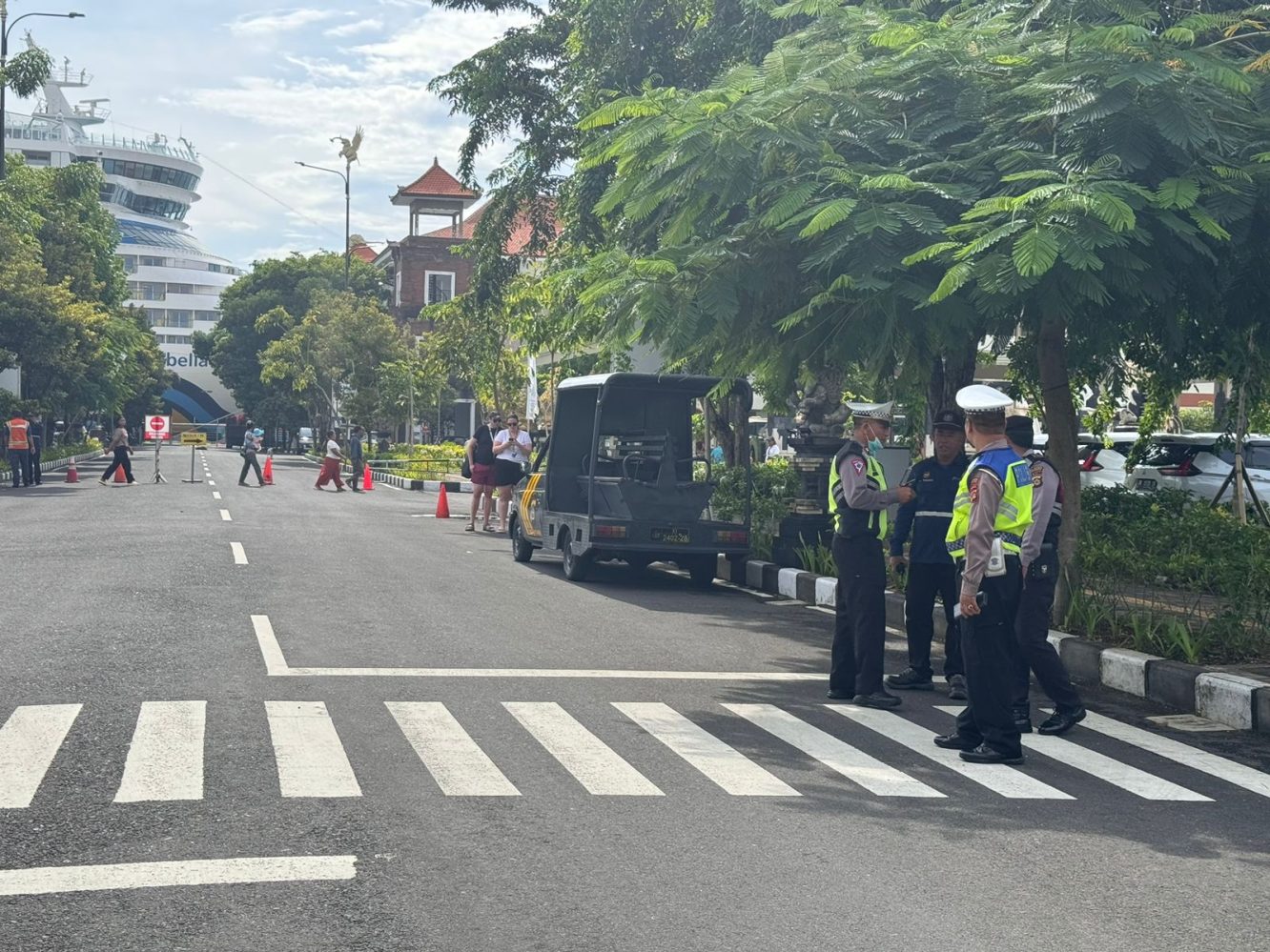 Pelabuhan Benoa Dipadati Ribuan Turis, Polsek Benoa Berikan Pengamanan dan Pengaturan