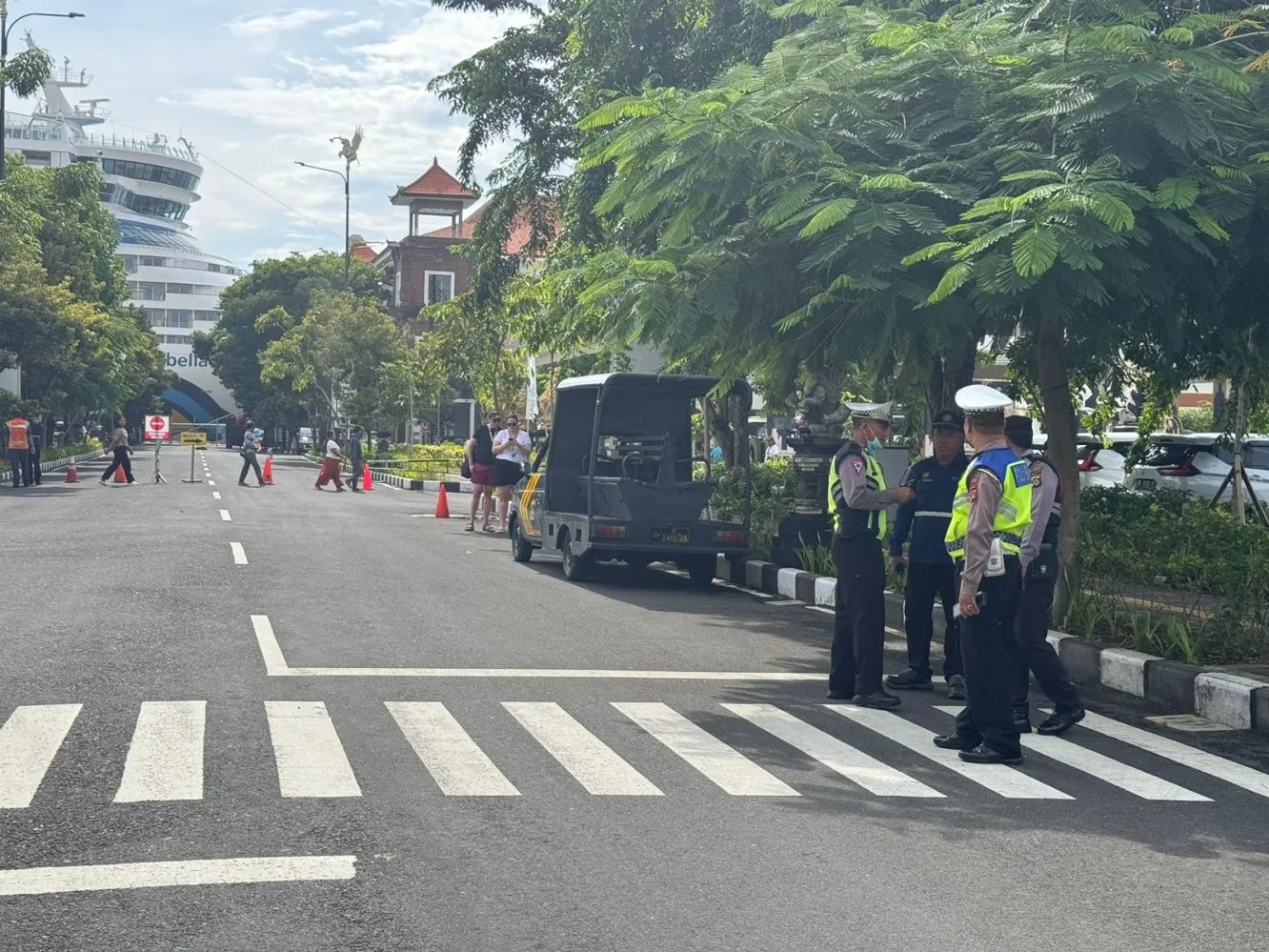 Pelabuhan Benoa Dipadati Ribuan Turis, Polsek Benoa Berikan Pengamanan dan Pengaturan