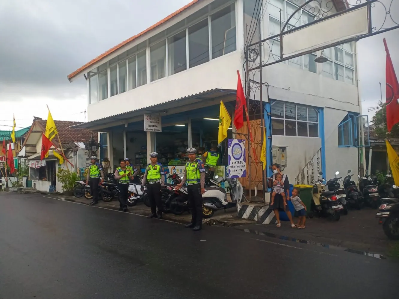 Anggota Satgas Humas Polres Badung Lakukan Liputan Jalan Santai