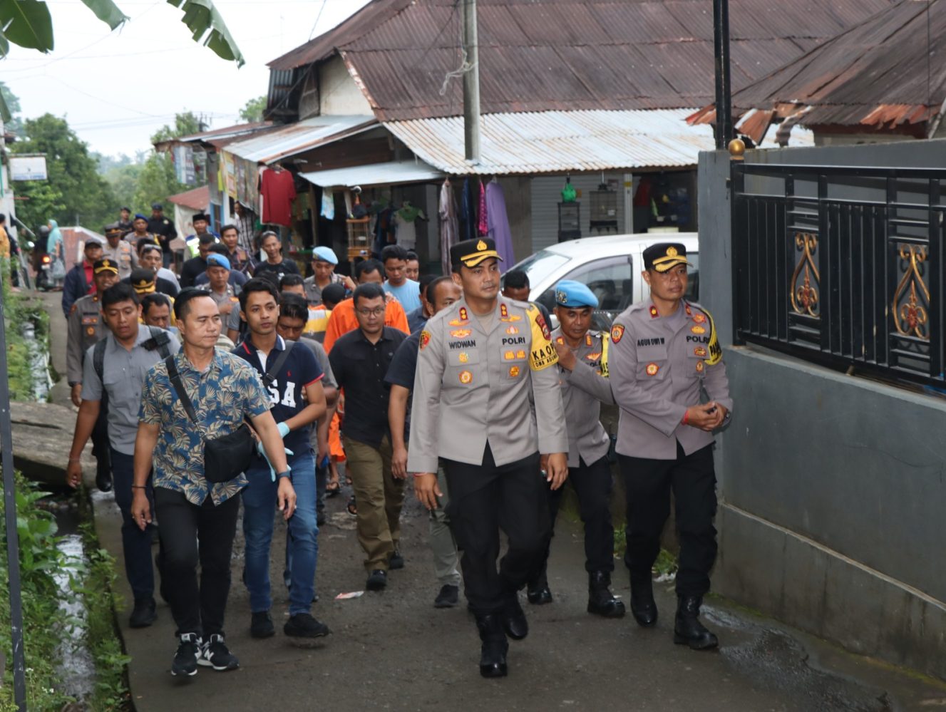 Pimpin Geledah Rumah Tersangka, Kapolres Buleleng Temukan Senpi