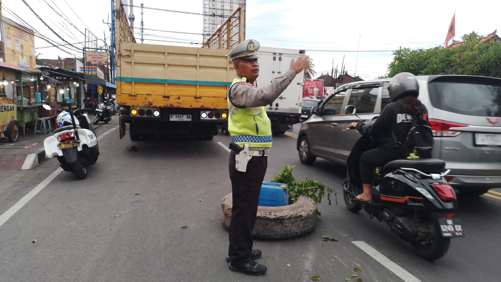 Polisi Berhasil Evakuasi Truk Mogok di Jalan Lintas Provinsi 