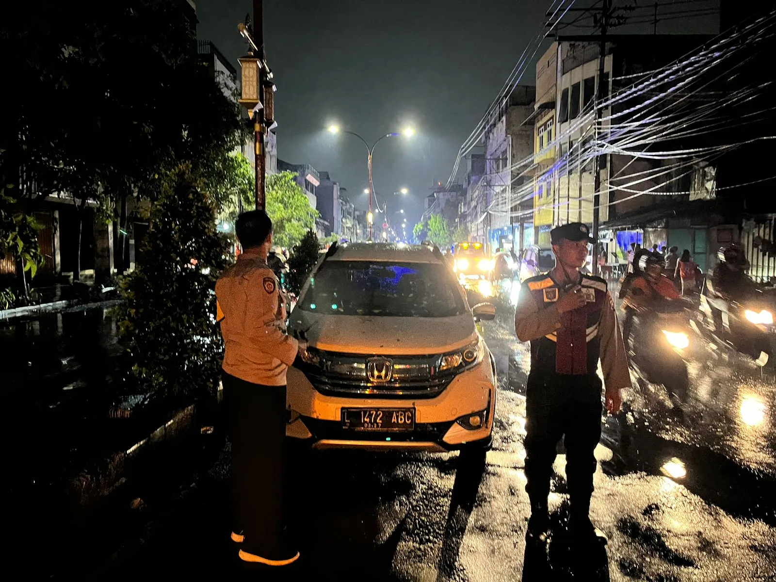 Pohon Tumbang Menimpa Mobil, Polsek Simokerto Berhasil Selamatkan Pengemudinya