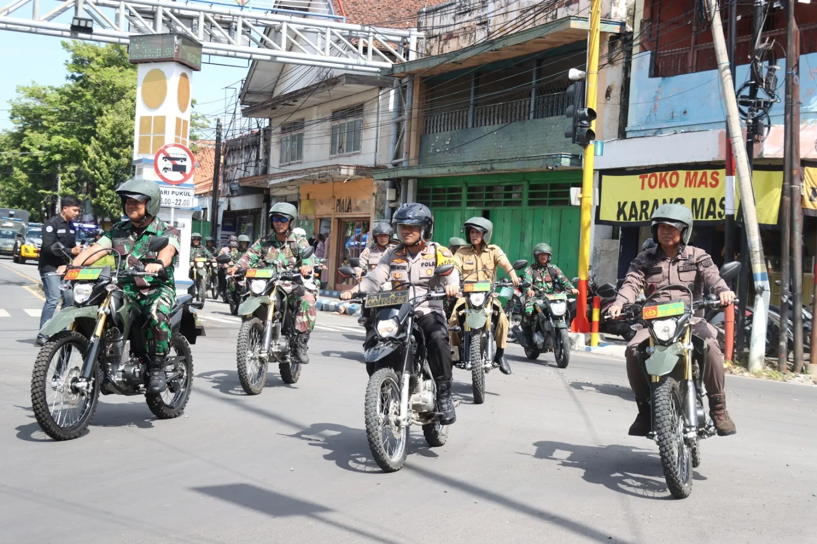 Jelang Hari Pemungutan Suara Pemilu 2024, Polres Sampang Gelar Apel dan Patroli Skala Besar