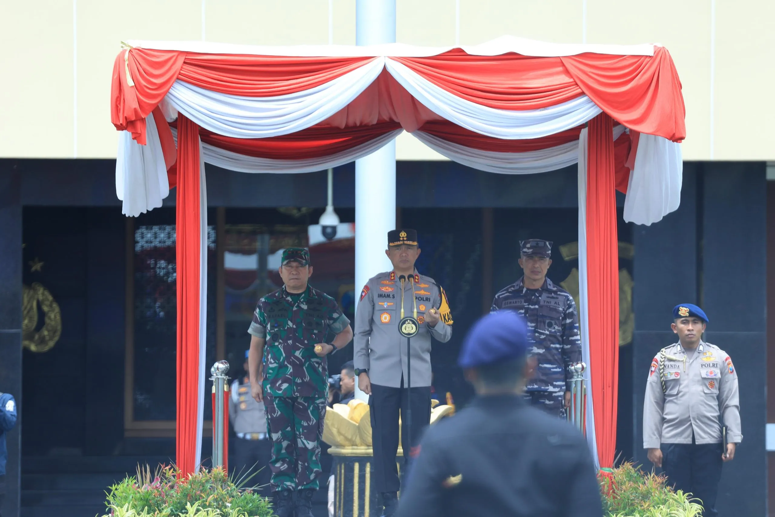 Kapolda Jatim Pimpin Apel Gelar Pasukan Gabungan Pada Bulan Bhakti TNI Polri tahun 2024