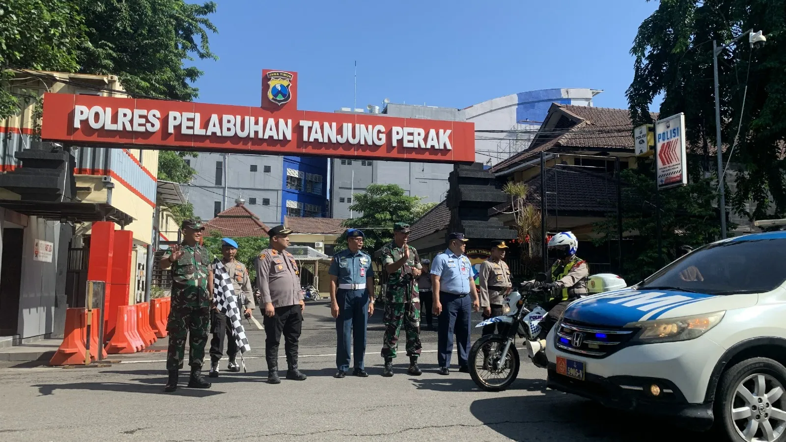 Bulan Bakti TNI - Polri Polres Pelabuhan Tanjung Perak Gelar Patroli Skala Besar