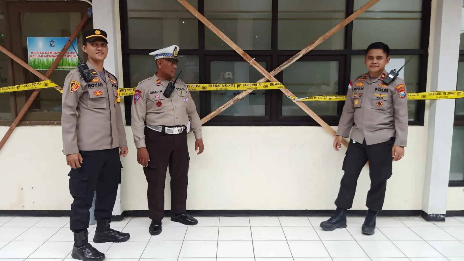Kapolsek Simokerto Pimpin Pengawalan Distribusi Logistik Pemilu