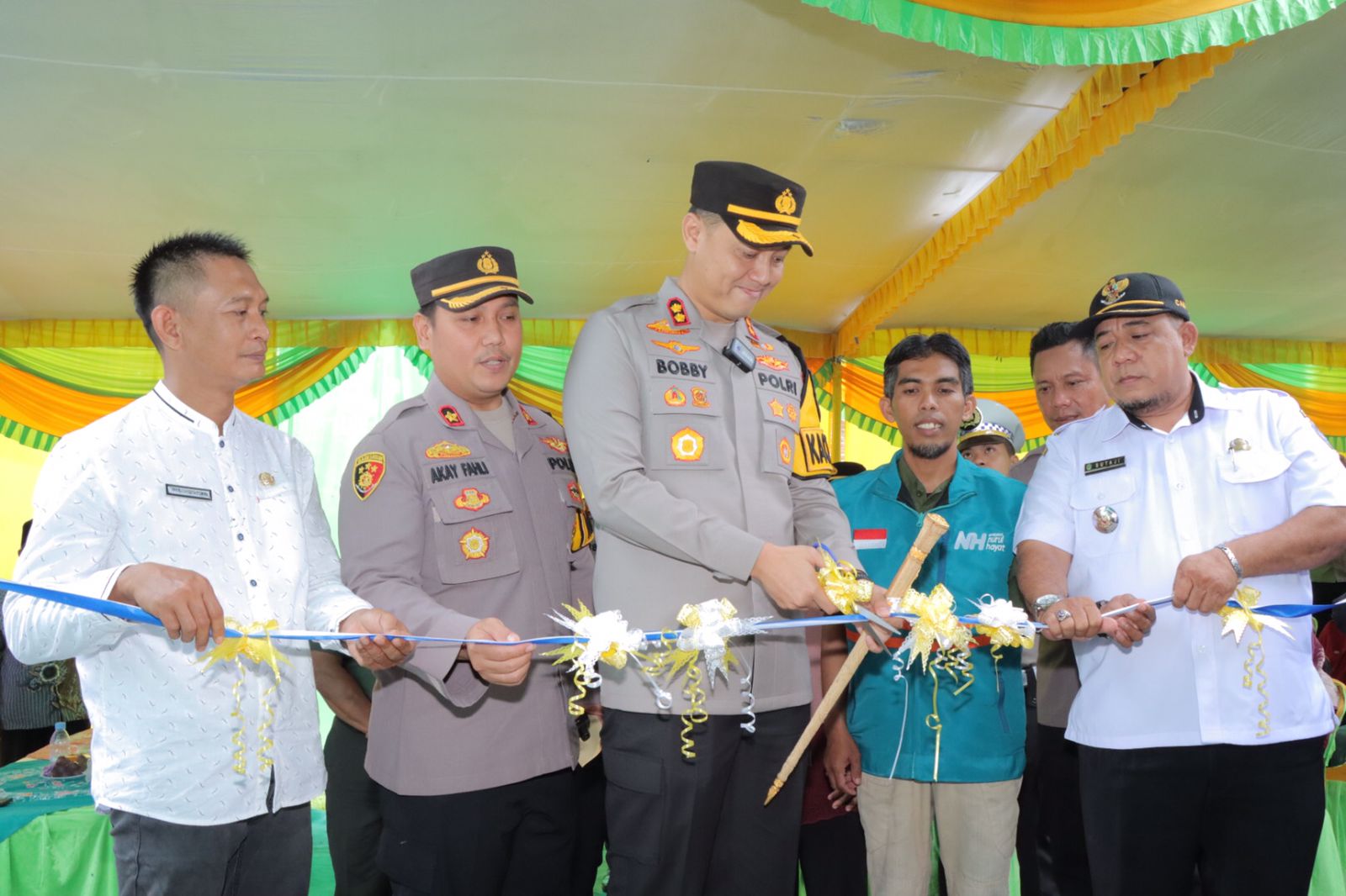 Kapolres Lamongan Serahkan Bantuan Bedah Rumah Untuk Warga Desa Latek