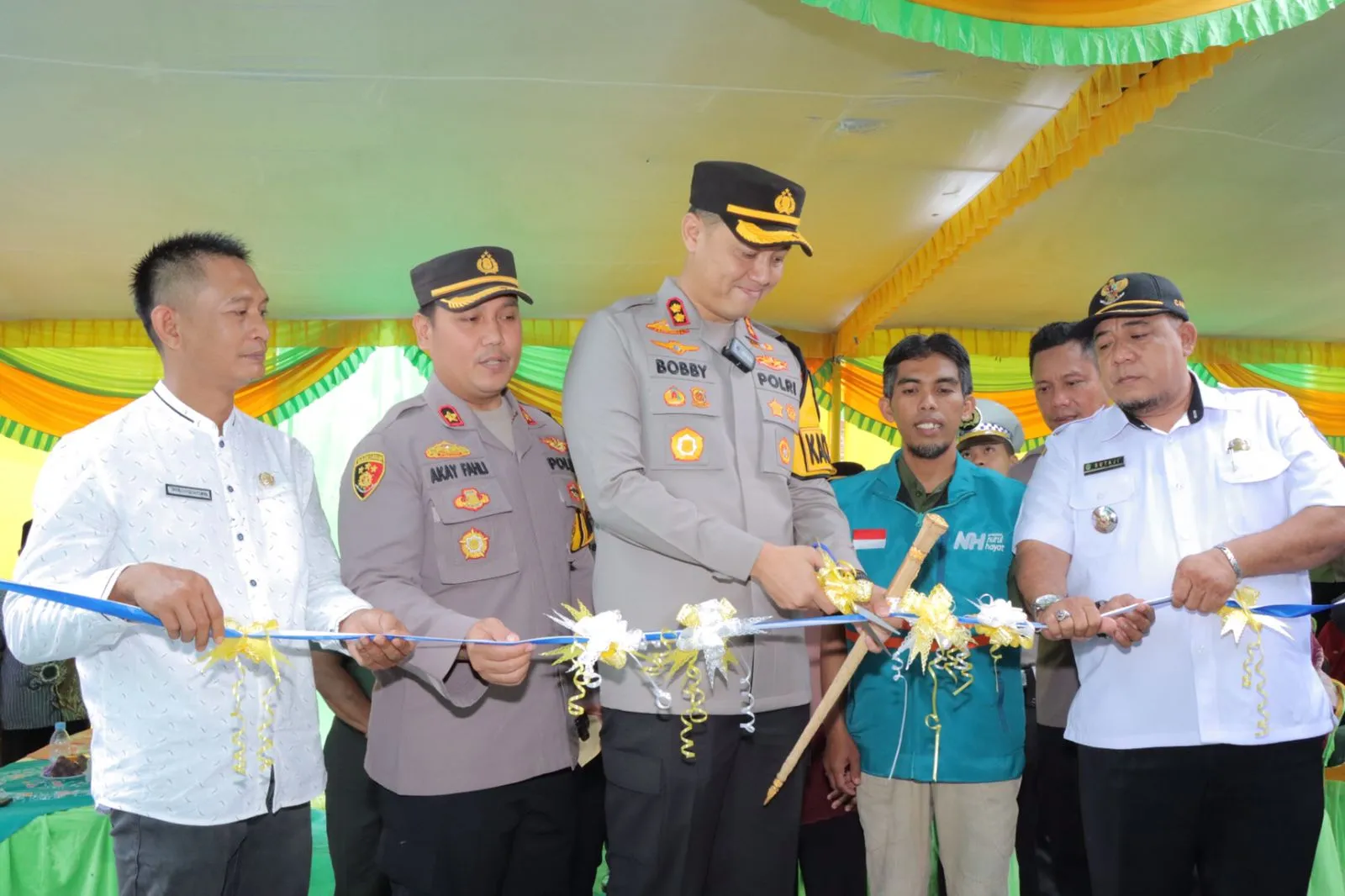 Kapolres Lamongan Serahkan Bantuan Bedah Rumah Untuk Warga Desa Latek