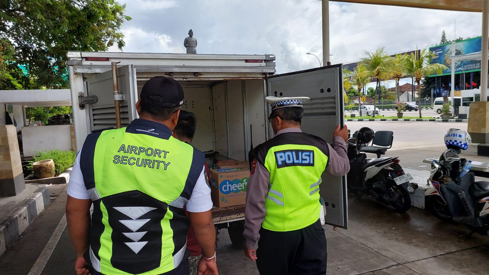 Periksa Mobil Box yang Masuk Bandara Ngurah Rai Lebih Intensif