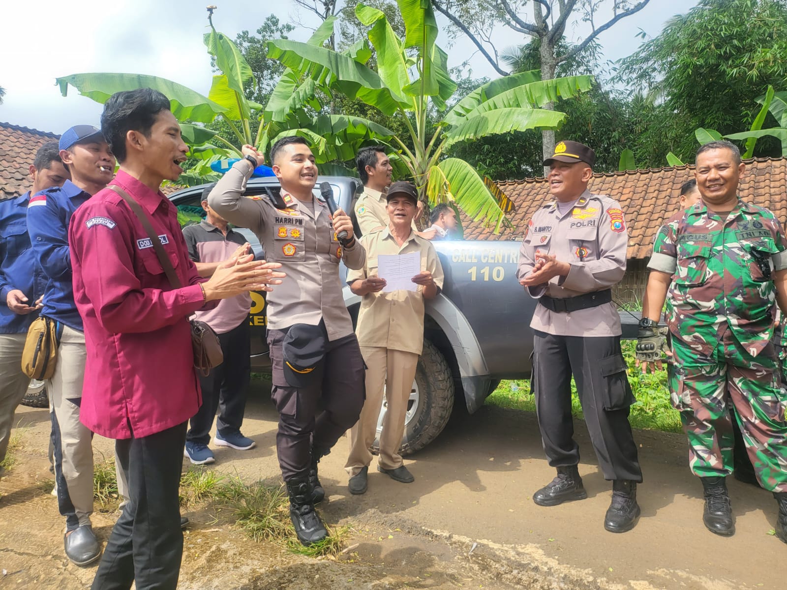 Unik, Polisi di Bondowoso Himbau Masyarakat Untuk Tidak Golput Dengan Tradisi Ronjengan