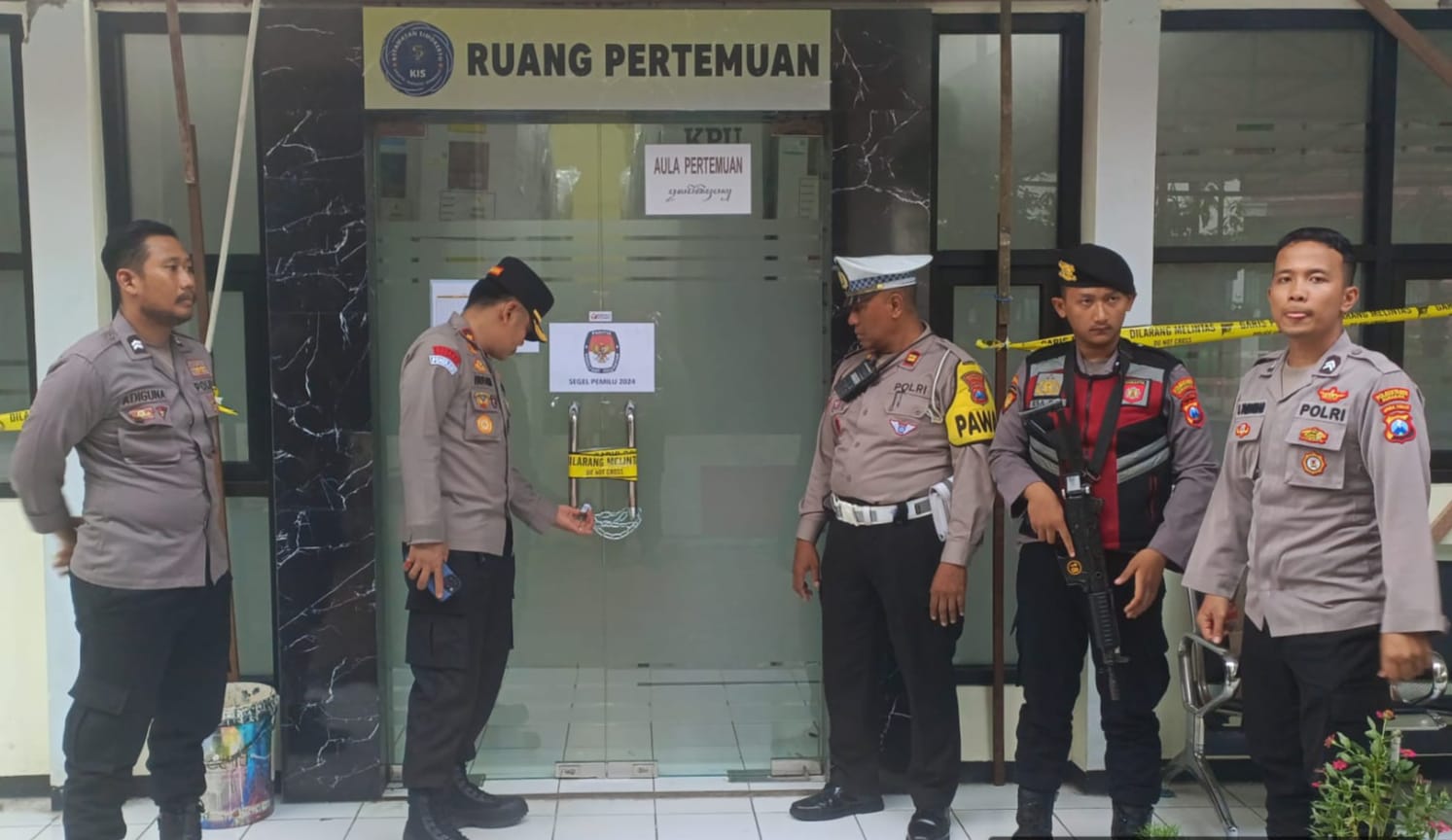 Kapolsek Simokerto Cek Personil dan Gudang PPK Pastikan di Jaga Ketat