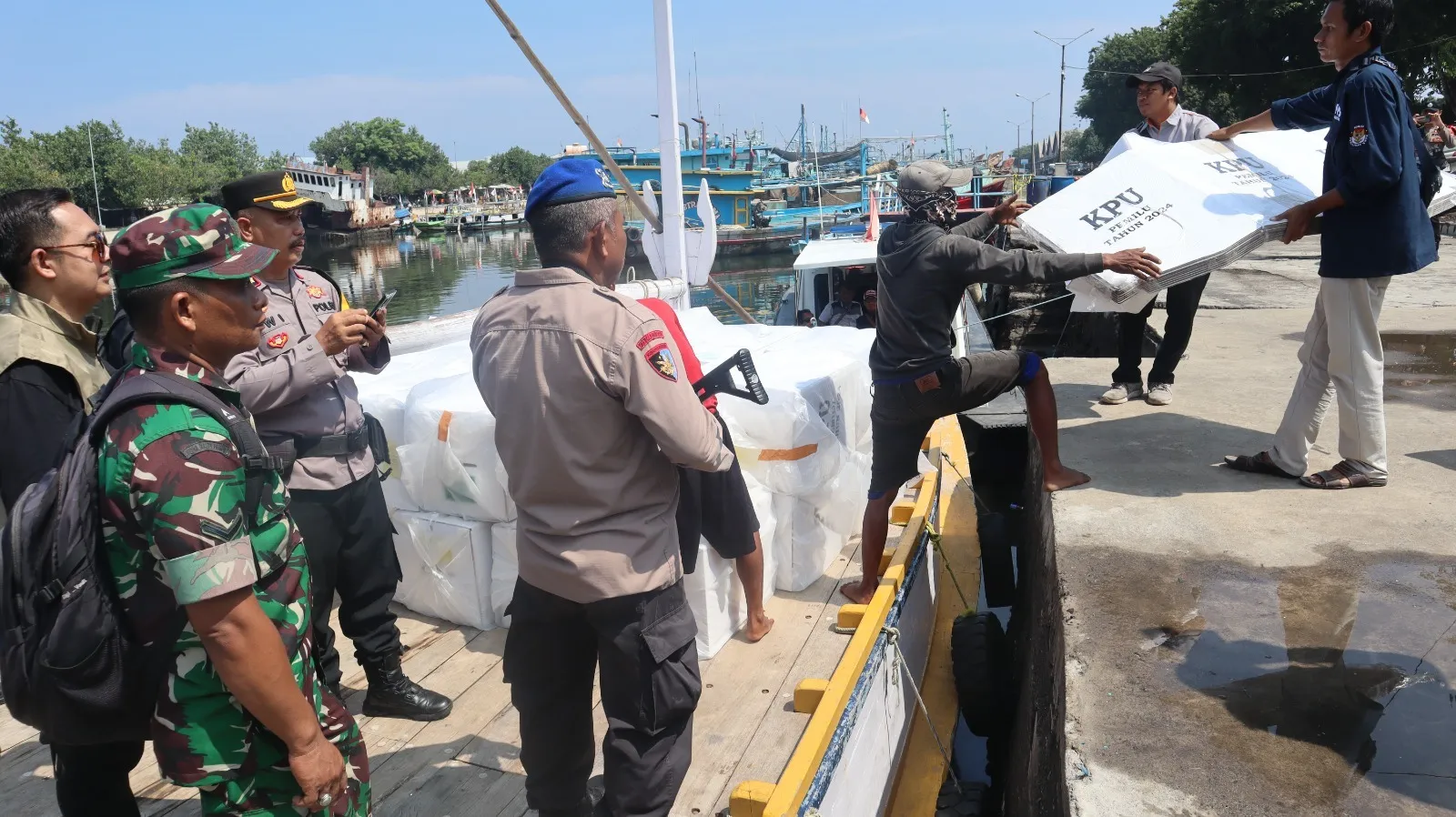 Gunakan Kapal Patroli, Polres Probolinggo Kota Kawal Distribusi Logistik Pemilu 2024 ke Pulau Gili Ketapang