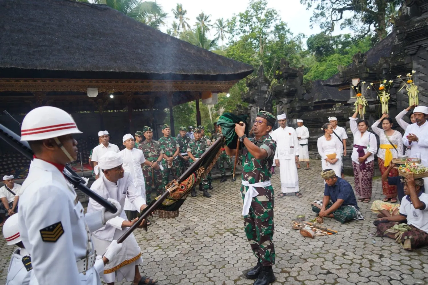 Jelang HUT Ke 63 Korem 163/Wira Satya Gelar Upacara Penjamasan Duaja