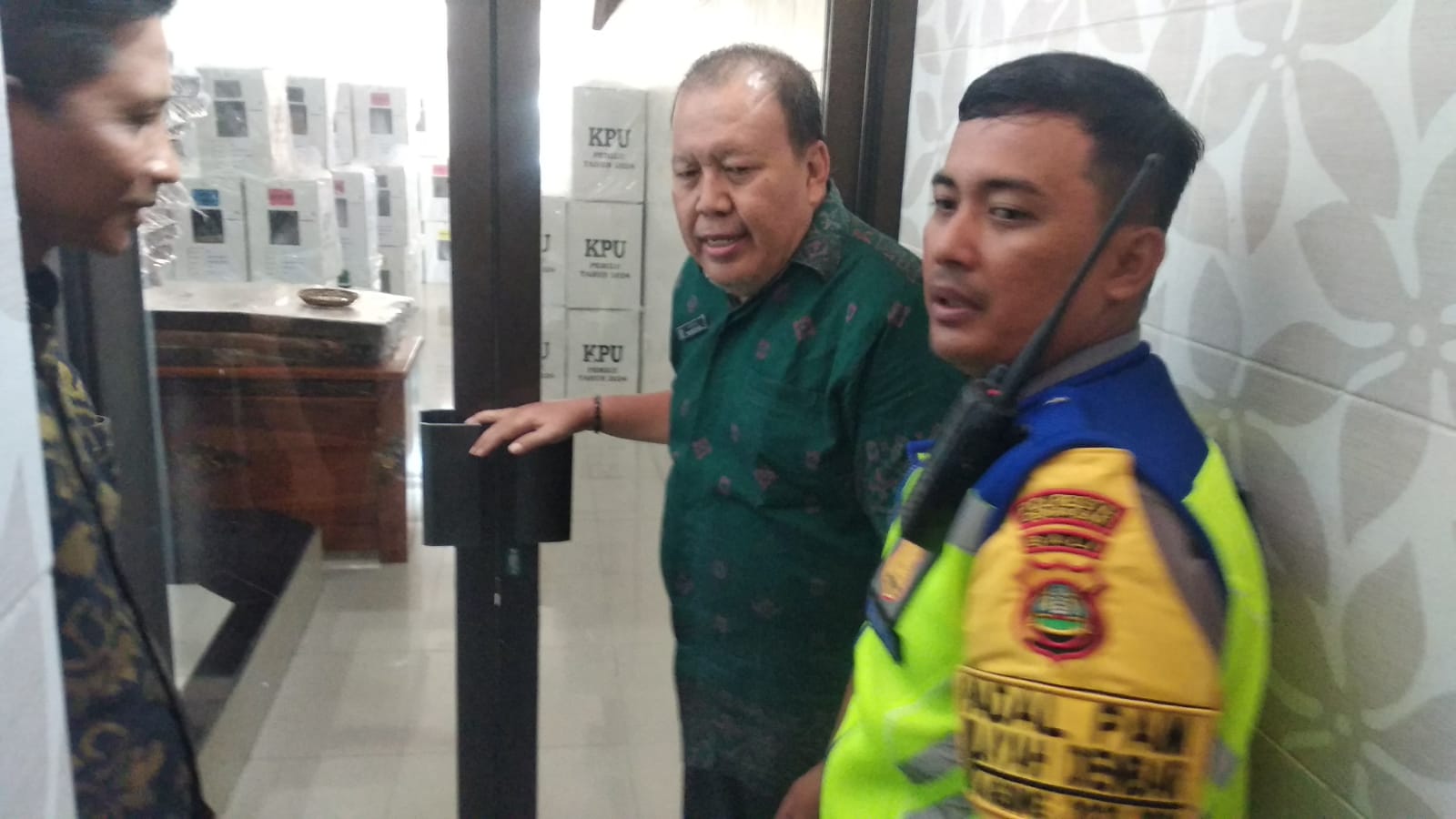 Kapolsek Denbar Pantau Distribusi Logistik Pemilu 2024 Ke Setiap Banjar