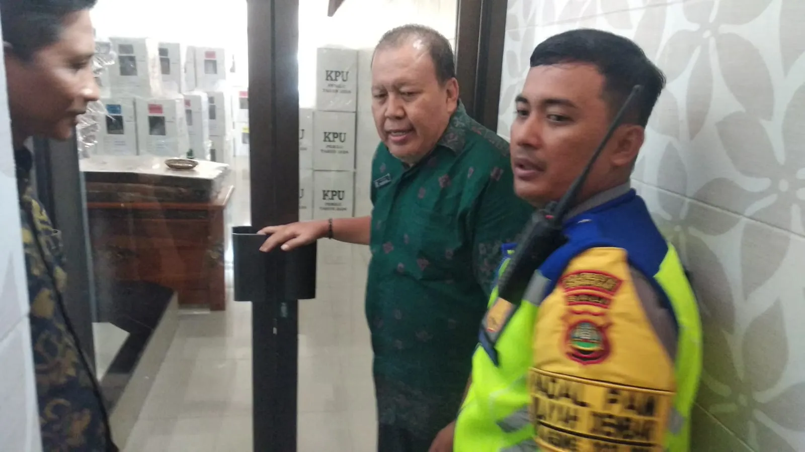 Kapolsek Denbar Pantau Distribusi Logistik Pemilu 2024 Ke Setiap Banjar