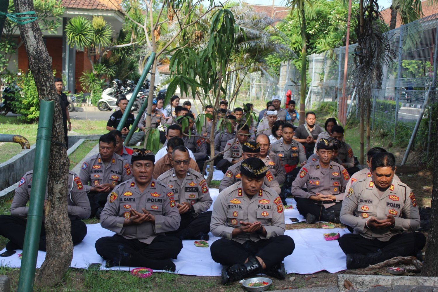 Wujudkan Pemilu Damai, Personil Polres Bandara Doa Bersama