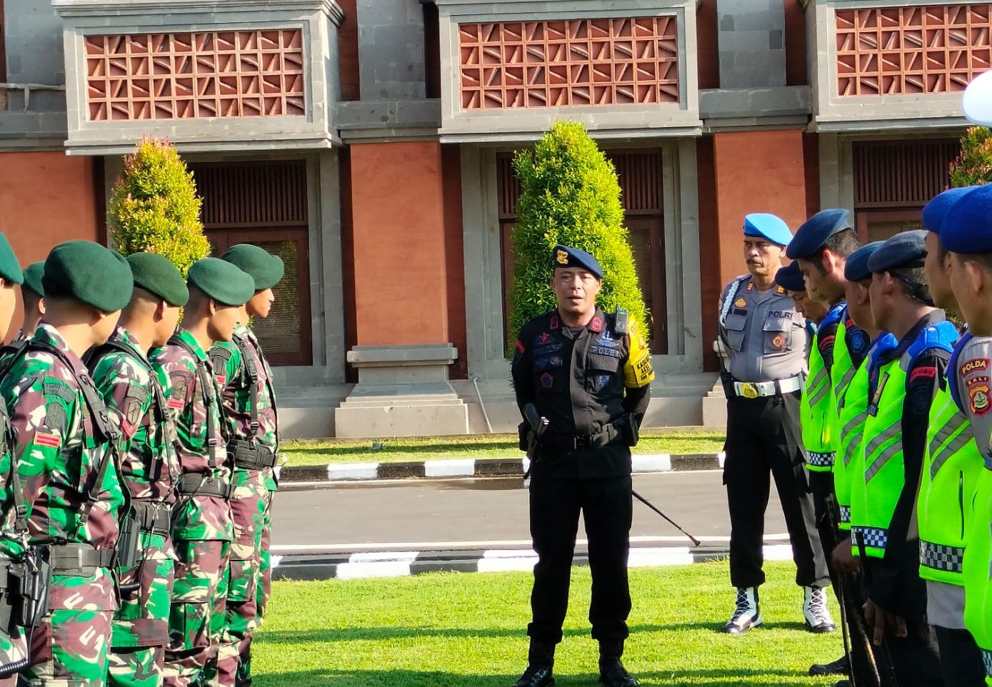 Patroli Gabungan TNI-Polri Jaga Situasi Kamtibmas Hari Pungutan Suara Pemilu 2024