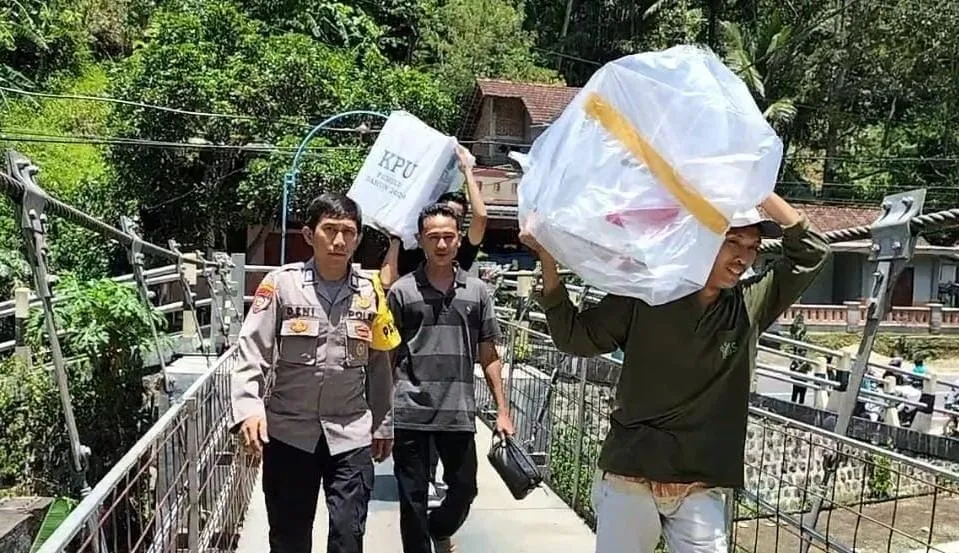 Polisi Bersama TNI di Pacitan Tempuh Medan Terjal Demi Amankan Distribusi Logistik Pemilu