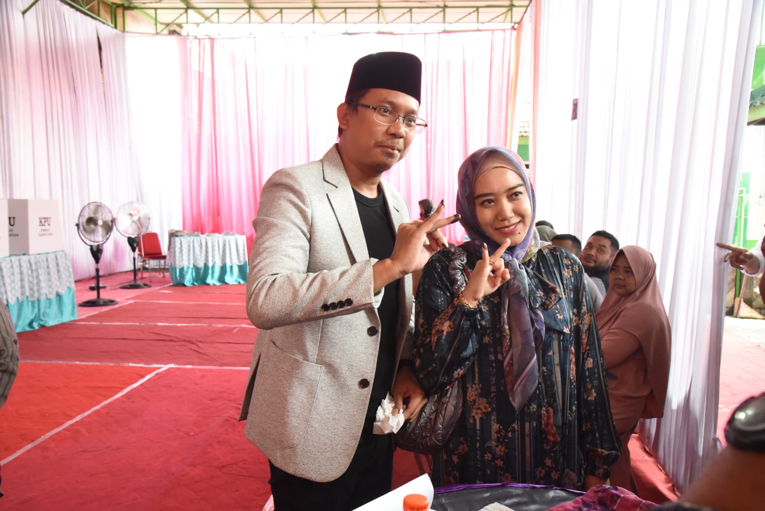 Nyoblos di TPS 09 Bersama Gus Ali, Gus Muhdlor dan Ning Sasha Tunjukkan Jari Celup Tinta