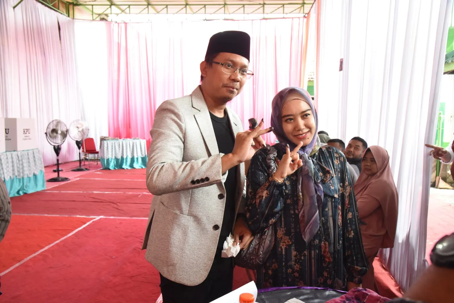 Nyoblos di TPS 09 Bersama Gus Ali, Gus Muhdlor dan Ning Sasha Tunjukkan Jari Celup Tinta