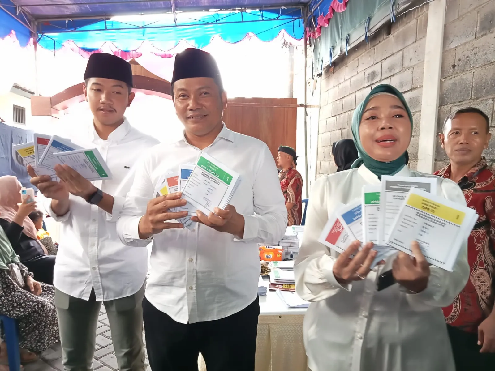 Wabup Subandi Beserta Keluarga Gunakan Hak Suaranya Coblos di TPS 04 Desa Pabean Sedati