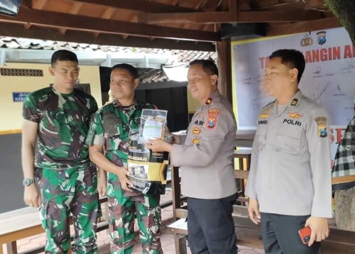 Kapolsek Tanggulangin Berbagi Obat dan Vitamin