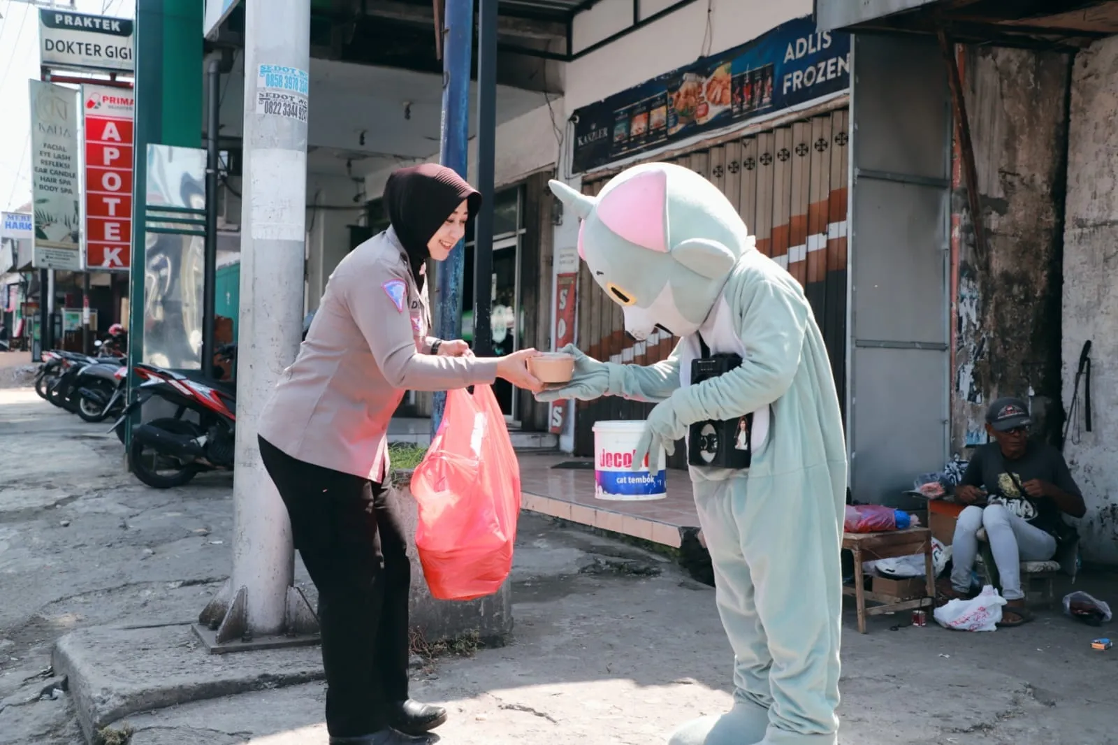Jumat Berkah, Polwan Polres Kediri Bagikan Nasi Kotak Sambil Himbauan Pasca-Pemilu 2024