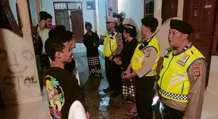 Bersinergi Laksanakan Tibduktang Polsek Dentim dan Pecalang Jaga Keamanan Jelang Tahap Rekapitulasi 