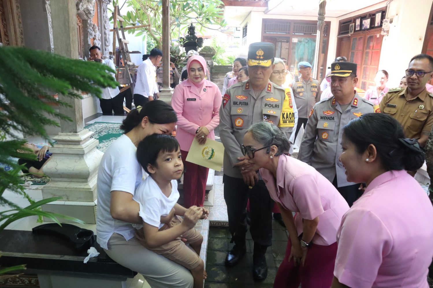 Jelang HUT ke 44 Yayasan Kemala Bhayangkari, Kapolda Jenguk Personil Yang Sakit