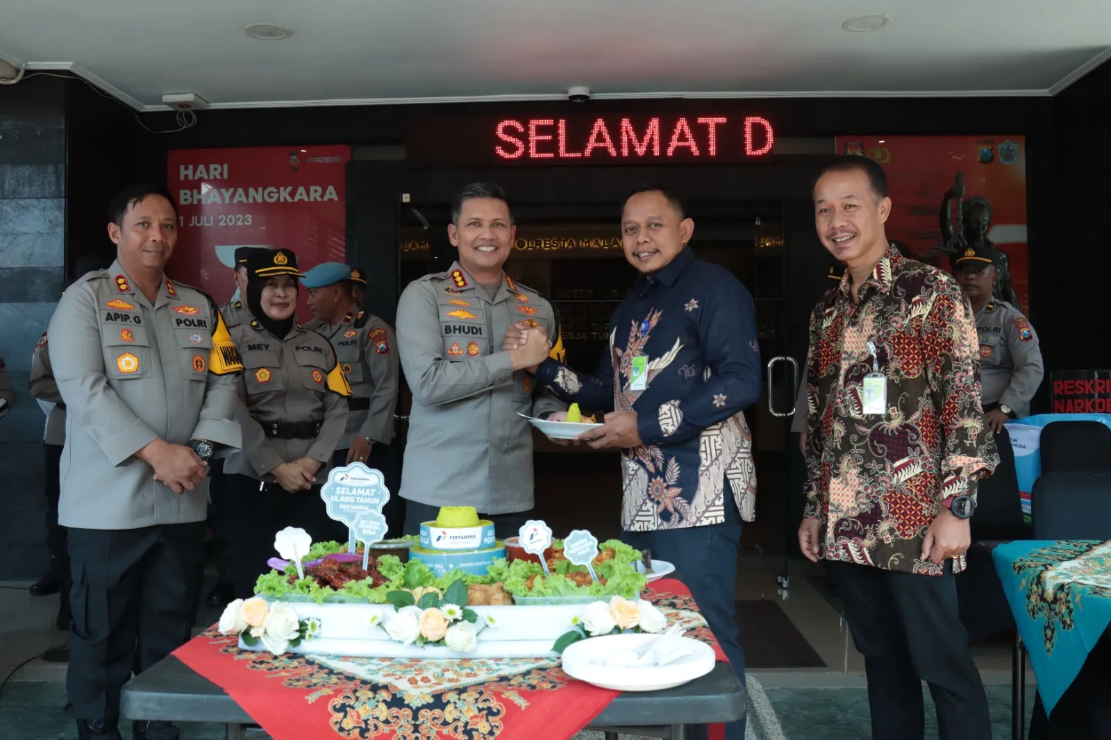 Dukung Zero Emisi, Polresta Malang Kota Terima Sertifikat Dekarbonisasi Partner dan Pohon Dari Pertamina