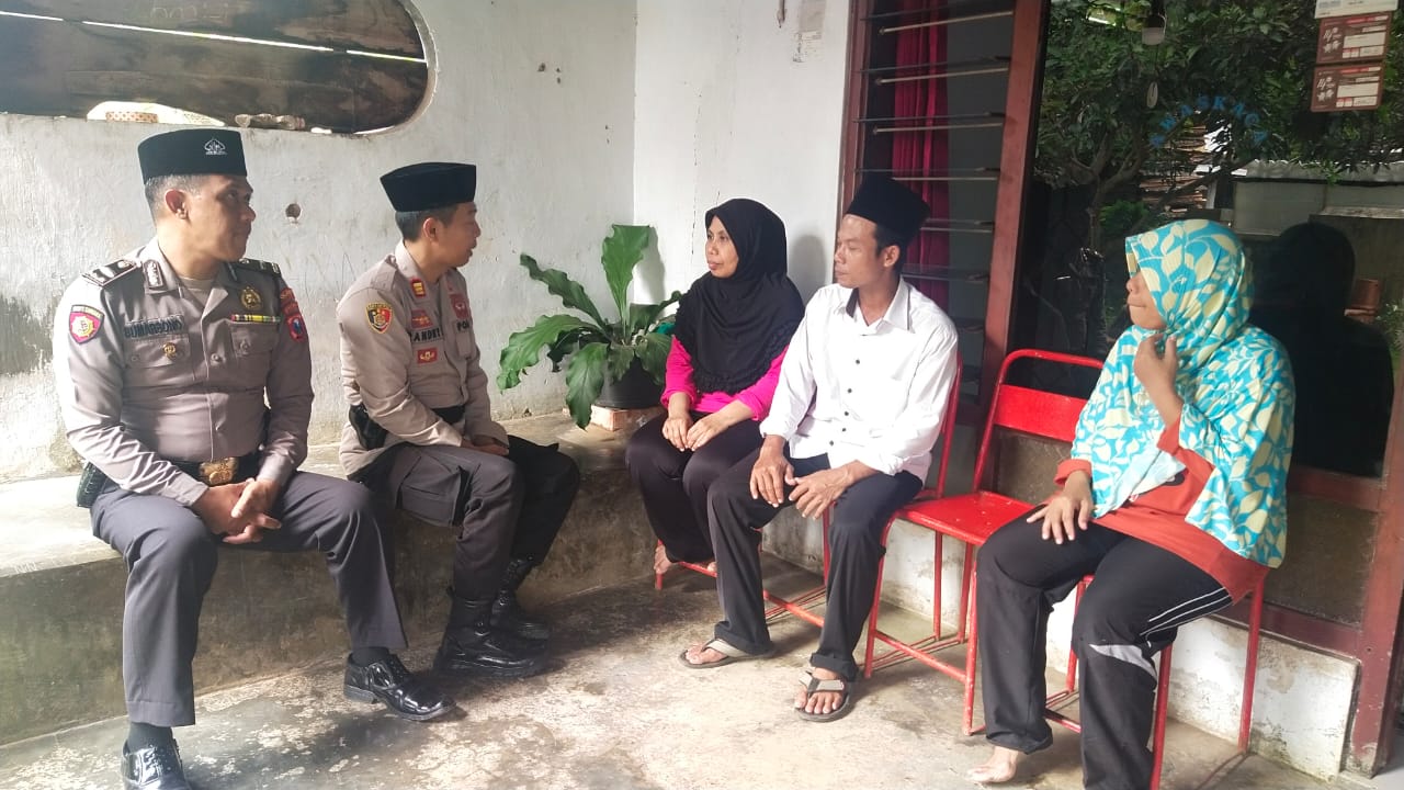 Polres Tulungagung Beri Bantuan Keluarga Petugas Linmas TPS 7 Desa Notorejo Yang Meninggal