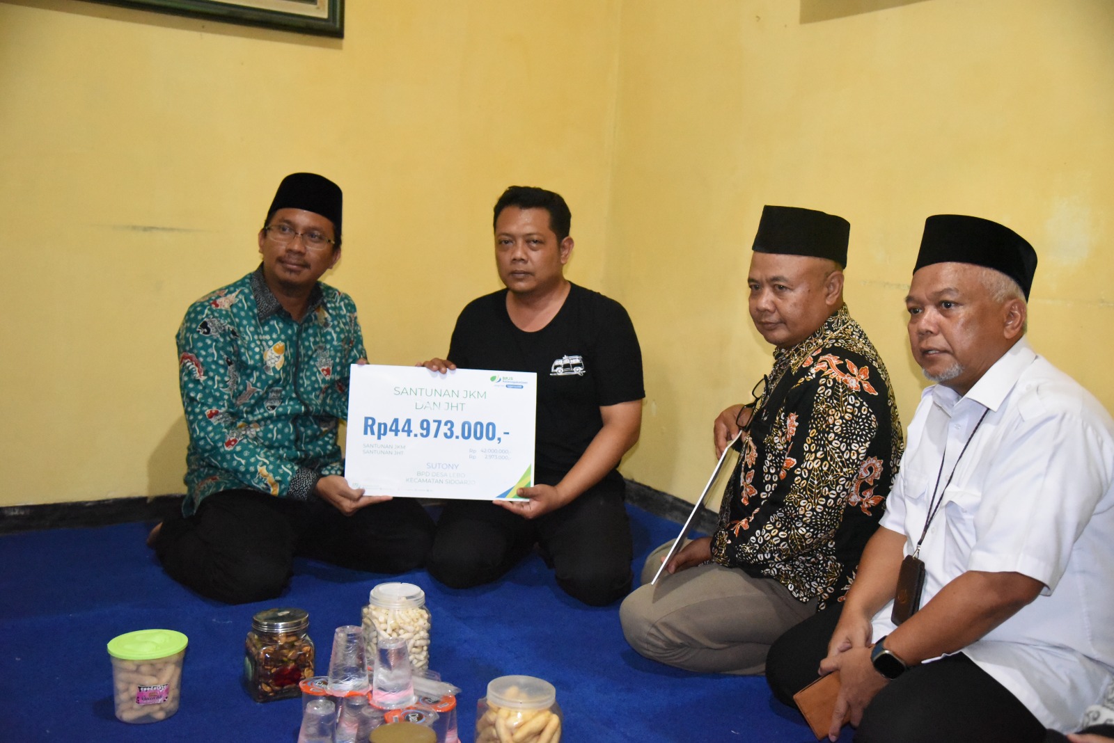 Bupati Sidoarjo Berikan Santunan Kepada Keluarga Petugas PPS Desa Lebo Yang Meninggal Dunia