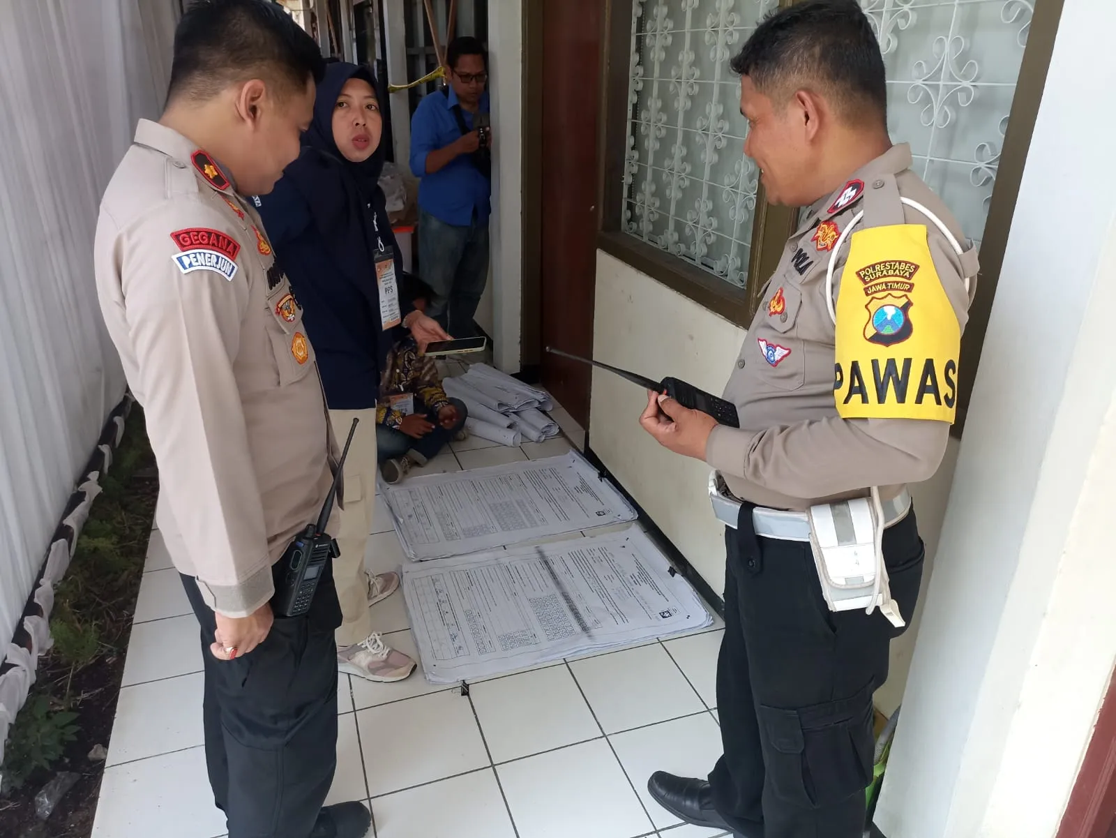 Berkat Pengamanan Ketat TNI - Polri Rekapitulasi Suara PPK Simokerto Berjalan Cepat dan Lancar