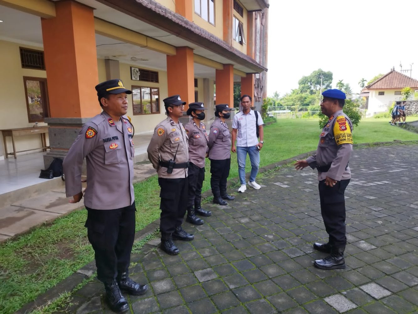 Personil Polres Badung dan Polsek Mengwi Pam Pleno Penghitungan Suara 