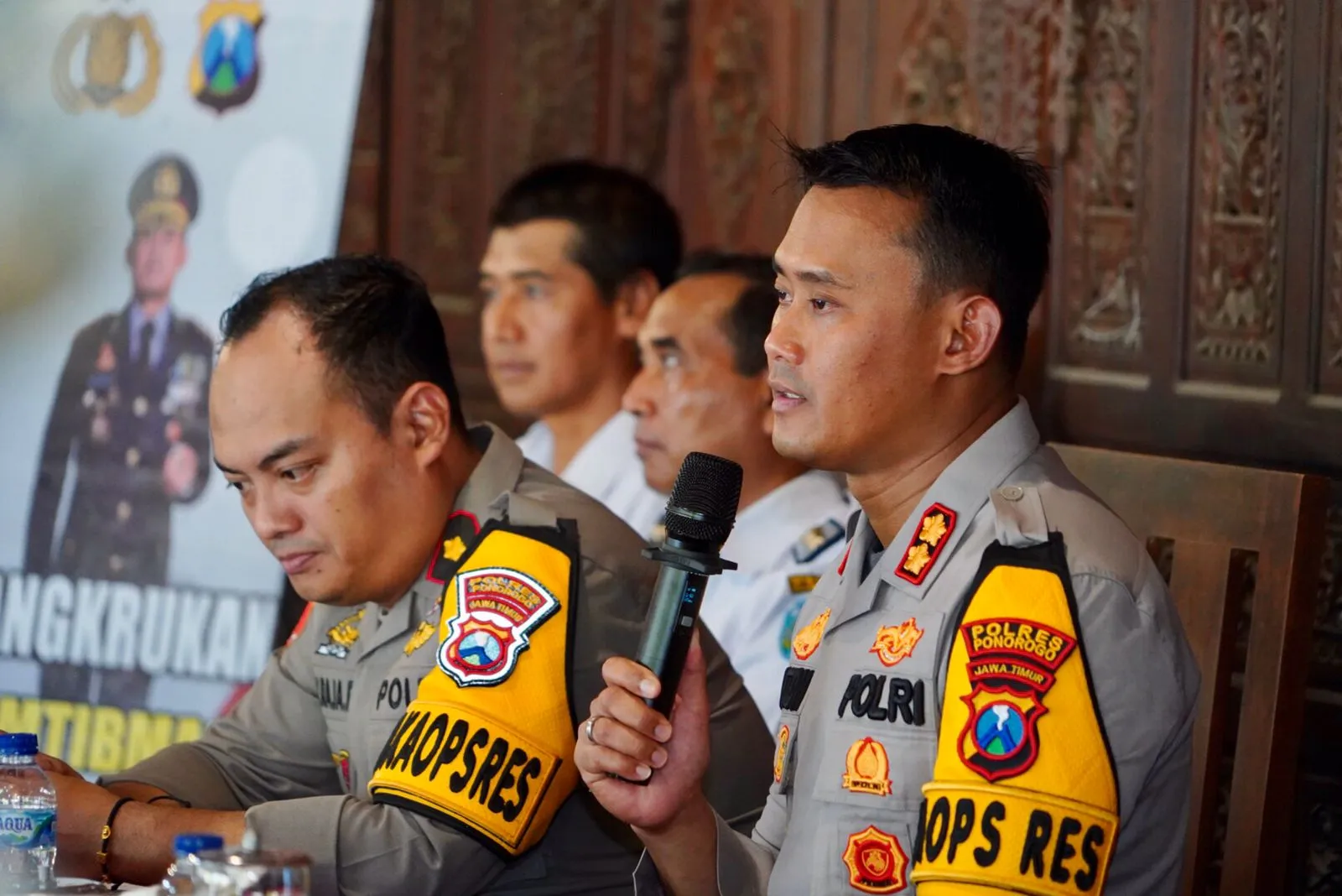 Gelar Cangkrukan Bersama Warga Balong, Polres Ponorogo Laksanakan Cooling System Pasca Coblosan Pemilu 2024