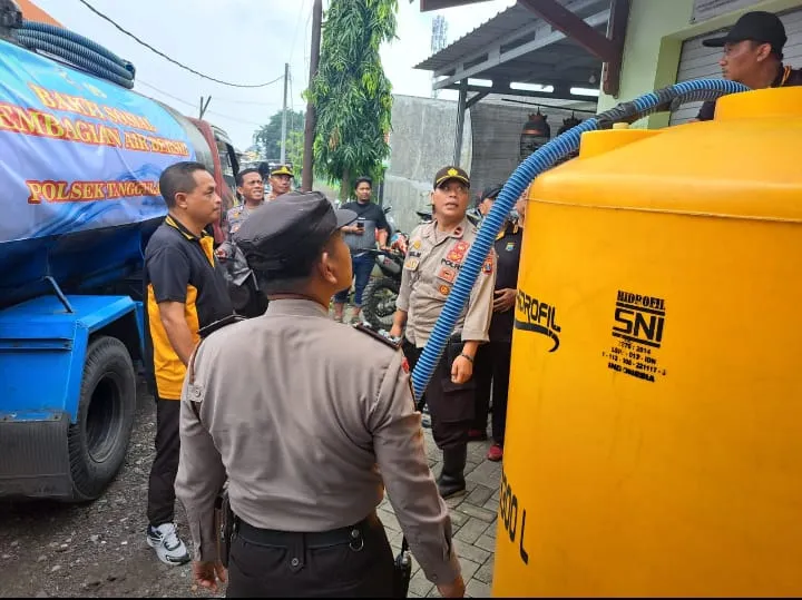 Kapolsek Tanggulangin Menyalurkan Bantuan Air Bersih Kepada Warga Terdampak Banjir
