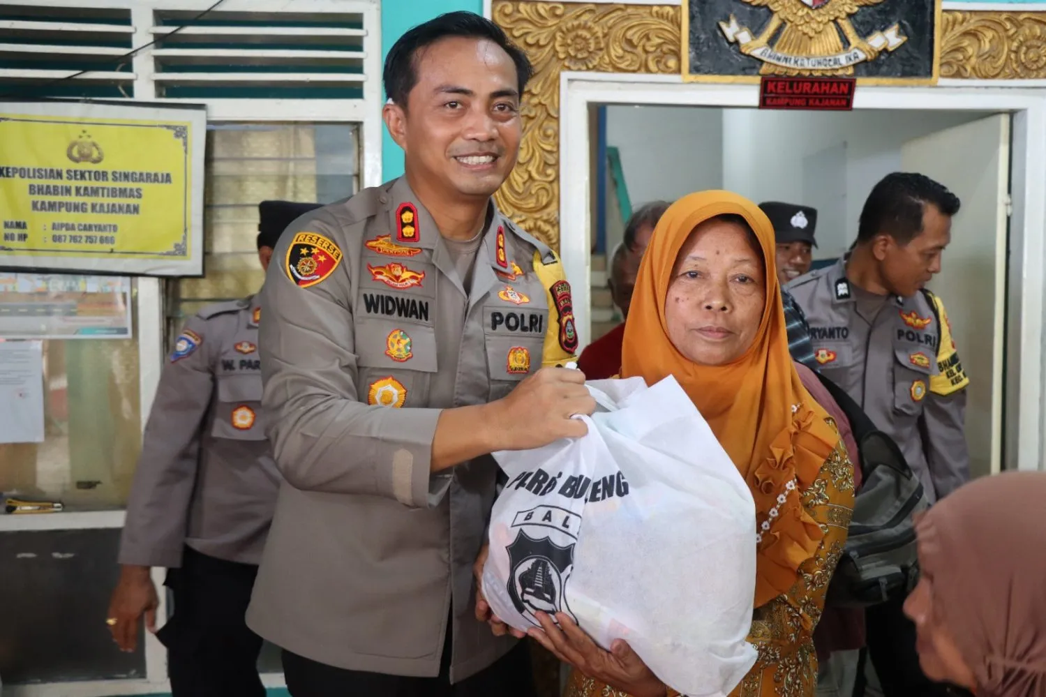Polres Buleleng Gelar Minggu Kasih dengan Warga Kampung Kajanan, Pasca Pemilu 2024