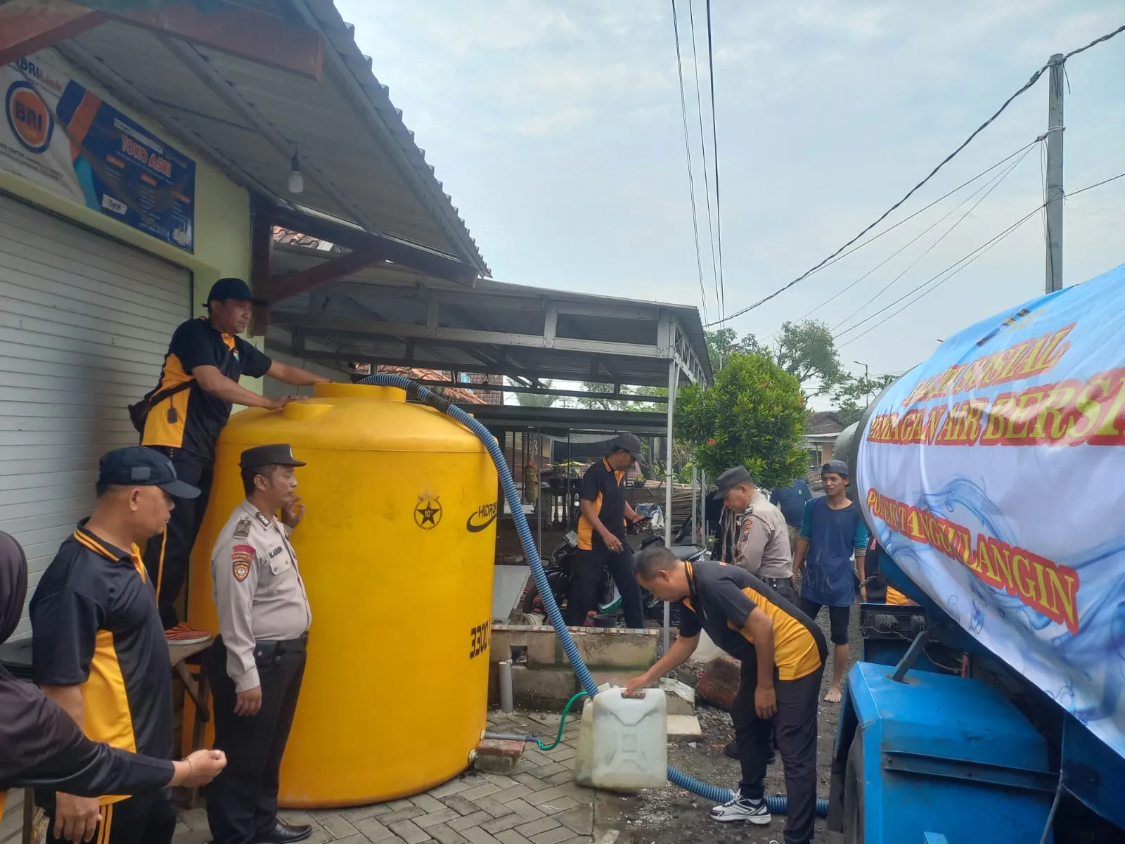 Polisi Beri Bantuan Air Bersih Untuk Warga Terdampak Banjir di Sidoarjo