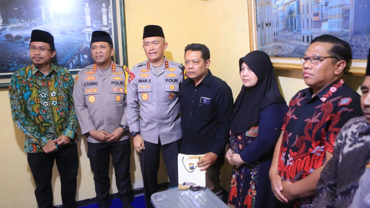 Kapolda Jatim Takziah ke Rumah Duka Anggota PPS, Turut Belasungkawa dan Beri Santunan