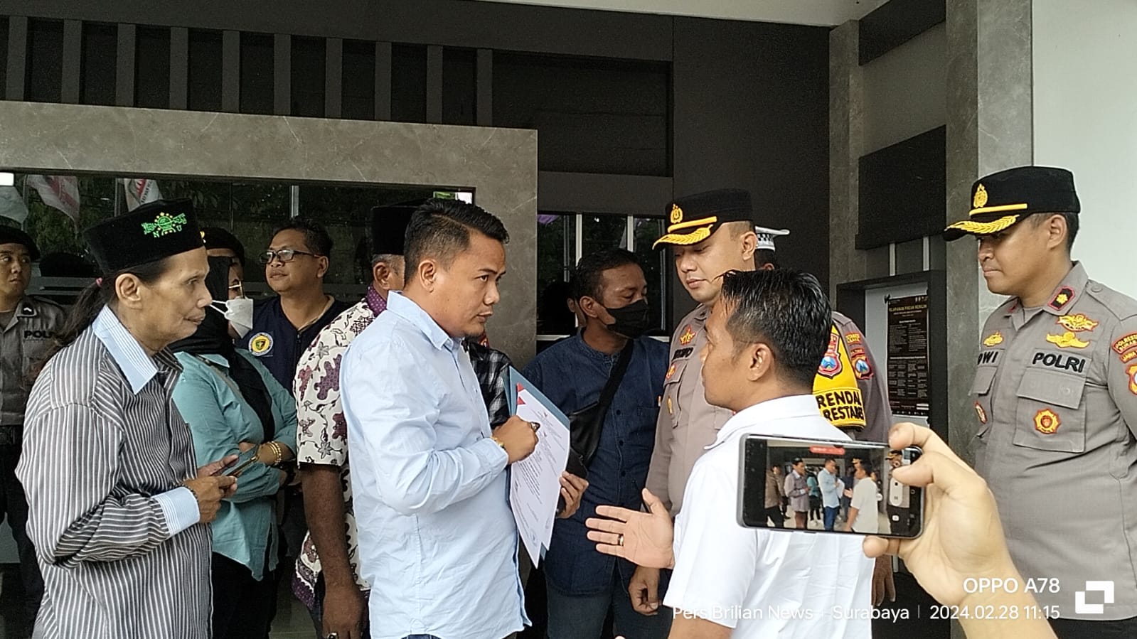 Diduga Oknum Caleg Menggunakan Ijazah SMP, Aliansi Madura Indonesia Geruduk KPU Kota Surabaya