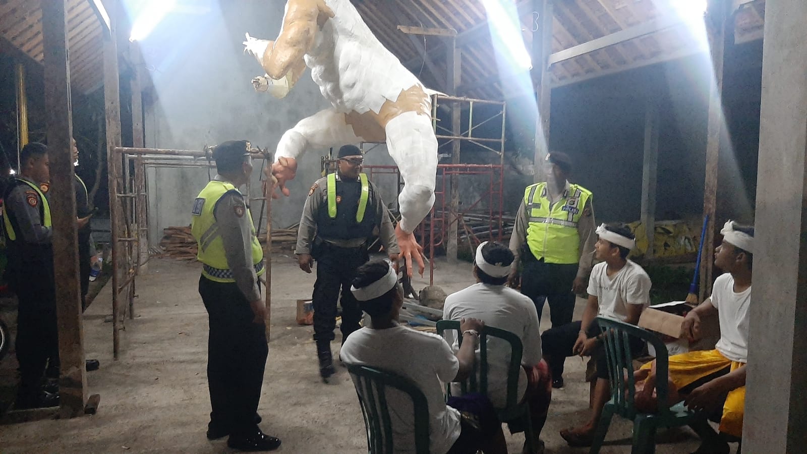 Patroli Gabungan Polsek Densel dan Dit Samapta Polda Bali Sambangi Lokasi Pembuatan Ogoh Ogoh