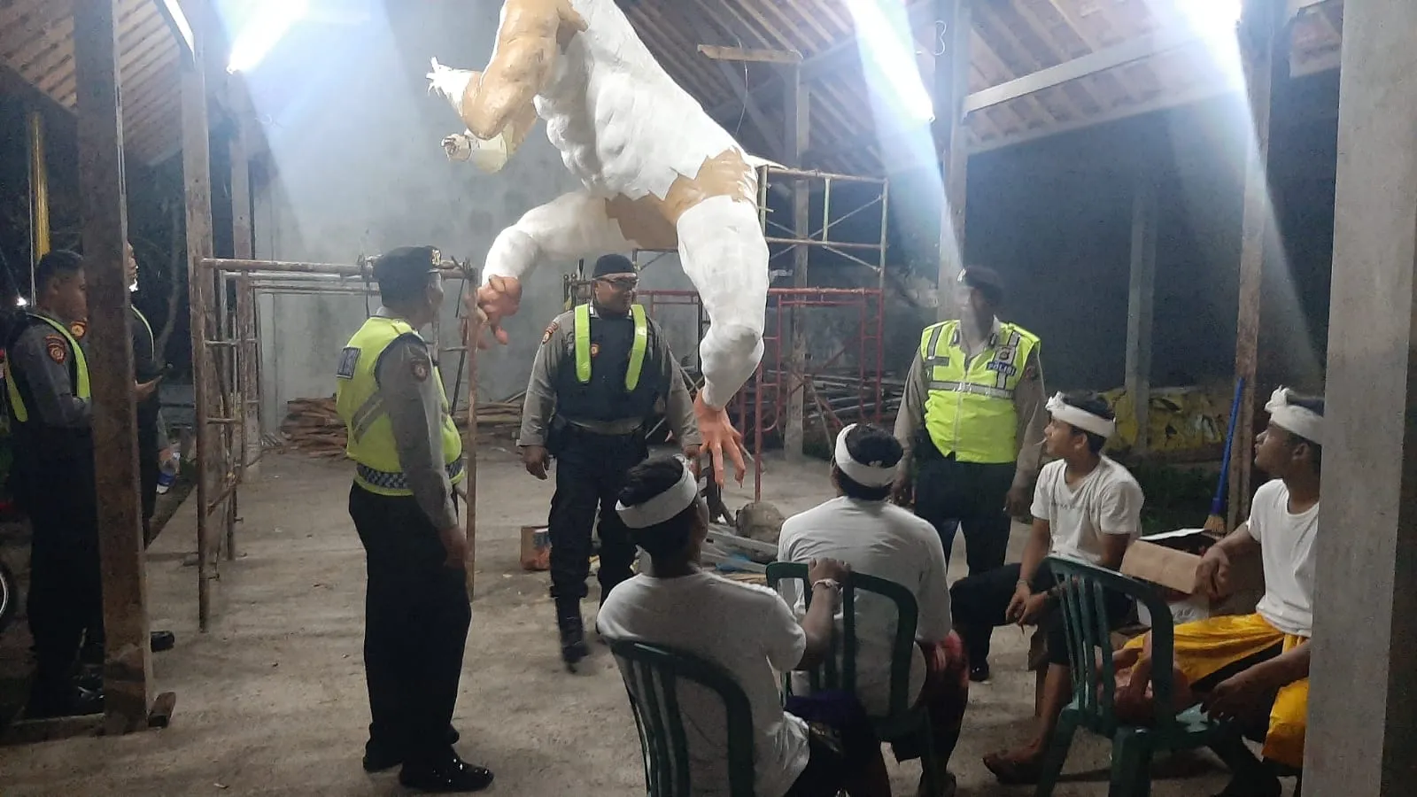 Patroli Gabungan Polsek Densel dan Dit Samapta Polda Bali Sambangi Lokasi Pembuatan Ogoh Ogoh