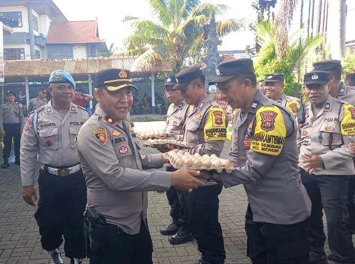 Kapolsek Mengwi Berikan Reward Kepada Seluruh Anggota Polsek 
