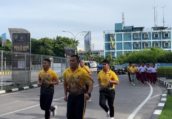 Kapolres Bandara Ngurah Rai AKBP I Ketut Widiarta Dampingi Baja Polri Lari Pagi