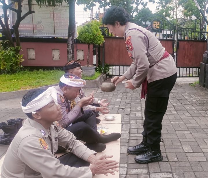 Personil Sembahyang Bersama di Pura Padmasana Mapolsek Dentim