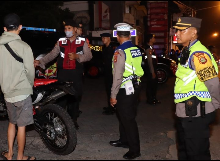 Pastikan Keamanan Wilayah, Personil Gabungan Polda Bali dan Polresta Denpasar Patroli Skala Besar