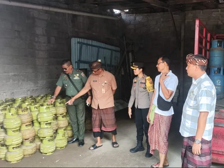 Kapolsek Densel Bersama Forkompincam Cek Sediaan LPG 3 Kg di Denpasar Selatan