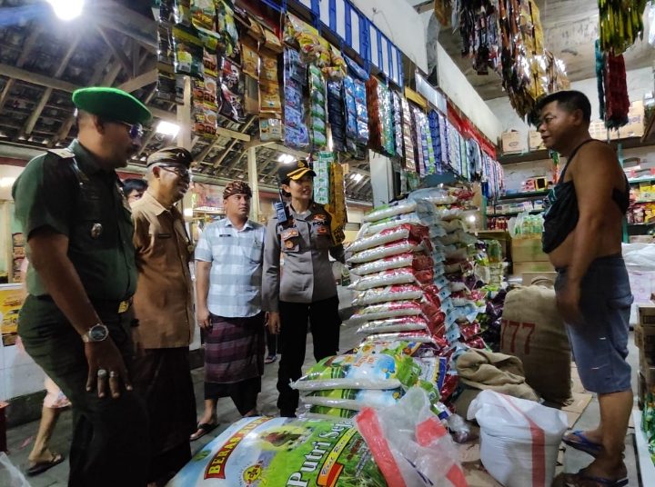 Kapolsek Densel Bersama Forkopincam Cek Stok dan Harga Sembako di Pasar Tradisional Jelang Hari Raya