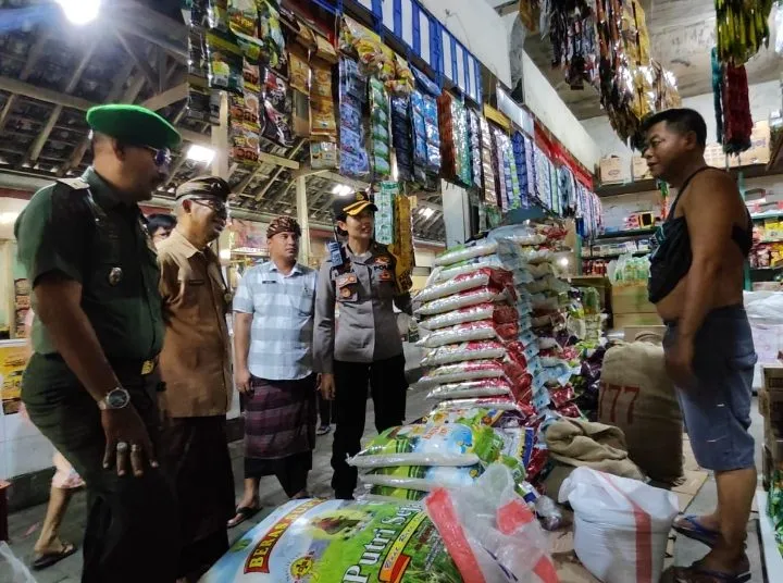 Kapolsek Densel Bersama Forkopincam Cek Stok dan Harga Sembako di Pasar Tradisional Jelang Hari Raya